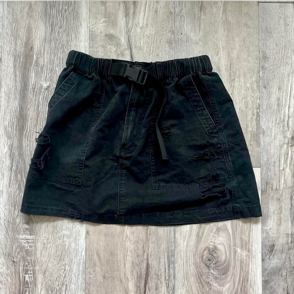 Black distressed skirt with buckle